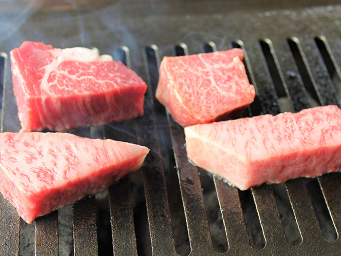 鉄板で焼かれる美味しいお肉